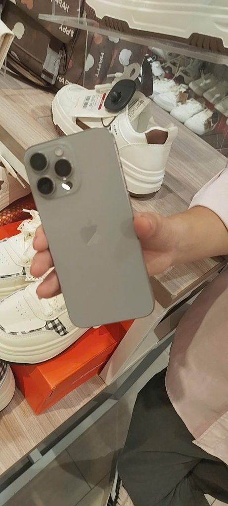 Ảnh mua lại Iphone 16 pro max bản cũ dùng được 1 năm